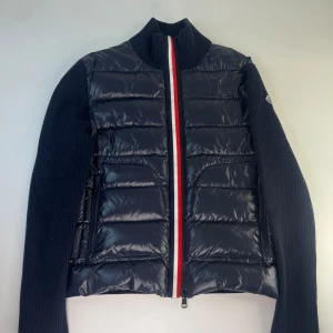 Moncler cardigan hybrid  - Storlek L fits M skick 9/10 väldigt bra 