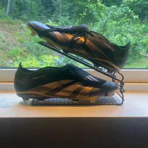 Adidas Predator fotbollsskor svart/guld - Säljer mina Adidas Predator Pro, Limited Edition ”Jude Bellingham” aldrig använda: Mitt pris 800, Nypris: 1300