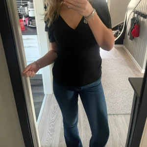 Blå bootcut jeans med låg midja - Säljer ett par snygga blå jeans med bootcut-modell och låg/mid midja. Storlek S men funkar lika bra till M🥰