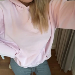 Ljusrosa hoodie  - Säljer min populära ljusrosa hoodie från Ginatricot!Tröjan är perfekt för chill dagar. Mjuk och skön fortfarande men känns att den är tvättad ett par gånger !