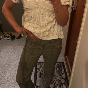 Olivgröna cargopants med fickor - Säljer dessa suuuppeer snygga gröna jeans från H&M!! De är i storlek 40 men sitter snyggt baggy på mig som vanligtvis har storlek 36/38!💓💓 Behöver bli av med en del kläder, därav priset! Kolla gärna in mina andra annonser🤗