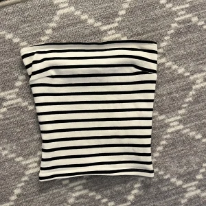 Randig tubtopp - Super söt tubtopp som jag köpte på Gina tricot förra året som tyvärr inte kommit till användning för mig. Toppen är använd kanske 4 gånger och har inga defekter/slitage som tyder på användning. Den är i storleks xxs men passar även mig som brukar ha xs/s. Som ny helt enkelt 💕