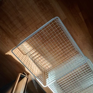 Trådbackar vita 4 stycken  - Trådbackar vita 4 stycken. 3 lika stora och en liten större och djupare. Fint skick.Hämtas i Skene alt skickas.