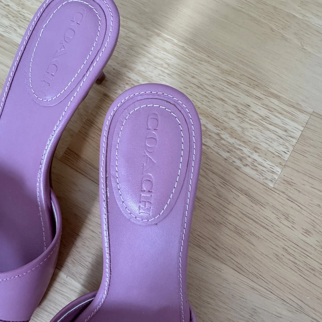 Rosa sandaler med klack från Coach - 4