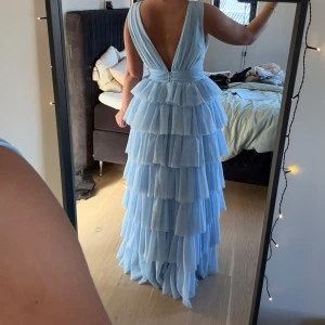 Blå volang klänning  - Säljer min superfina ljusblåa balklänning i storlek 38. Den är använd en gång vilket man kan se lite längst ner på klänningen, men annars superfint skick! 💙