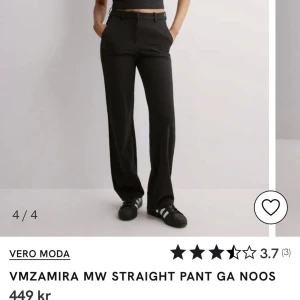 Svarta straight kostymbyxor Vero Moda - Snygga svarta kostymbyxor i gott skick från Vero Moda i rak modell med medelhög midja. Byxorna har bälteshällor, fickor och stängs med dragkedja och knapp. Perfekta till en clean och stilren look. Materialet är mjukt och följsamt med lite stretch. Byxorna har aldrig använts och säljs av den anledningen.