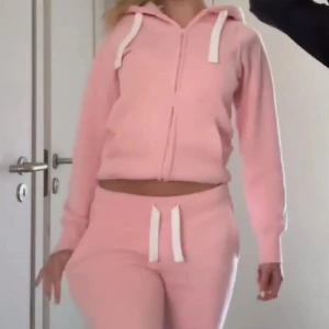Ljusrosa mjukis sett  - Säljer detta skitsnygga settet ifrån russemerch, sparsamt använda och är i jätte fint skick skriv för fler bilder eller vid minsta lilla fråga 