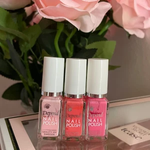 Nagellack från Depend i rosa toner - Tre snygga nagellack från Depend. Färgerna är ljusrosa, korallröd och klar rosa – perfekta för att mixa och matcha. Smidig borste för enkel applicering och stilren design. Svenskt märke.