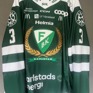 Färjestad BK matchtröja signerad - Säljer en Ny signerad Färjestad BK tröja från säsongen 24/25.                         Tidigare pris 4500kr Nytt pris 3698kr 🚨