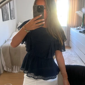 Mörkblå volangblus - Säljer min supersöt mörkblå blus med volanger i storlek XS från Vero Moda som inte längre säljs💕Perfekt att styla med jeans eller kjol. Köpt förra året och därav säljs inte längre och köptes för 399kr.