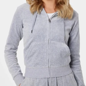 Juicy couture grå tröja - Juicy couture grå tröja, i storlek xs. Pris går att diskutera, kontakta mig vid andra frågor 🥰