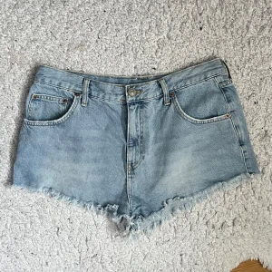 Ljusblå jeansshorts  - Snygga ljusblåa jeansshorts från urban outfittets som använts få gånger, lappen borta men skulle säga att storleken känns som 38🤗