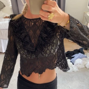 Svart spetsblus  - Supersnygg svart blus från Zara i spets med volanger💖💖