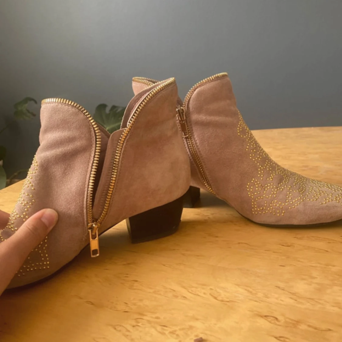 Beige mocka boots med gulddetaljer - 2