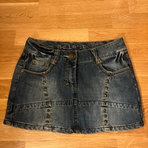 Jätte snygg jeanskjol med detaljer - Säljer min jätte snygga jeans kjol som jag fick hem idag som tyvärr inte riktigt passa blev så ledsen verkligen. Jag fick på mig den men när jag väl fick på mig den så var den jätte tight på mig. Jag kunde inte heller knäppa kjolen ordentligt . Så jag skulle inte alls säga att kjolen är stretchig utan vanligt jeans material. Eftersom att jag i vanliga fall har storlek M och jag inte riktigt får på mig den så skulle jag säga att den passar en S. Sedan har jag lite större höfter o sånt.