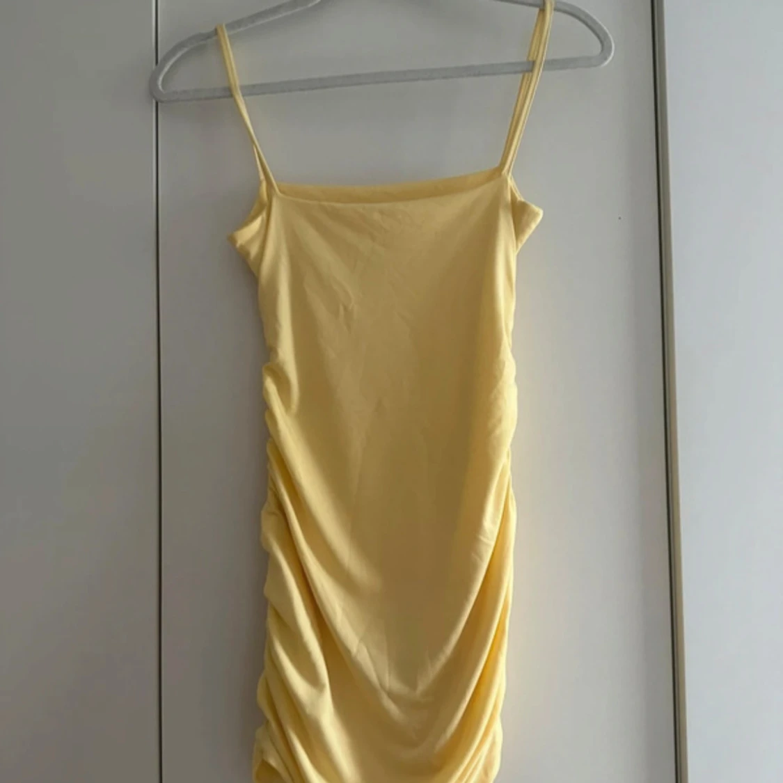 Gul kort klänning med drapering