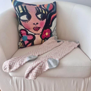 Odd Molly Long Stockings, one size - Oanvända långa knästrumpor från Odd Molly. Tår och häl är i ljusgrått och mudden upptill är också grå. Perfekta att mysa i under kyliga dagar. Stickad känsla och riktigt mjuka.