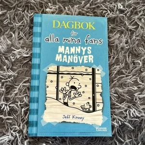 Dagbok för alla mina fans: Mannys manöver - En humoristisk och lättläst bok fylld med roliga illustrationer och dagboksanteckningar om Gregs galna vardag. Perfekt för dig som gillar skruvade familjeäventyr och vill ha något som är både kul och lätt att läsa!