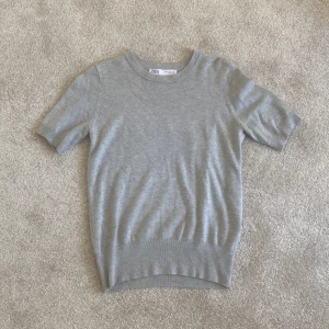 Grå zara tröja - Säljer den här jätte gulliga ljusgråa stickade tröjan från zara i storlek S, den är så i bra skick då jag endast använt den fåtal gånger. Bara att skriva om ni undar nått mer💕