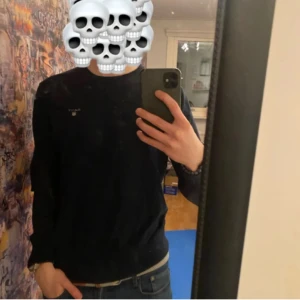 Gant tröja - Säljer en Gant tröja av premium bomull. Riktigt skön och den är i toppen skick. Storlek M och modellen på bilden är 180 och väger 68kg. Hör av dig vid intresse och vid funderingar. 👍