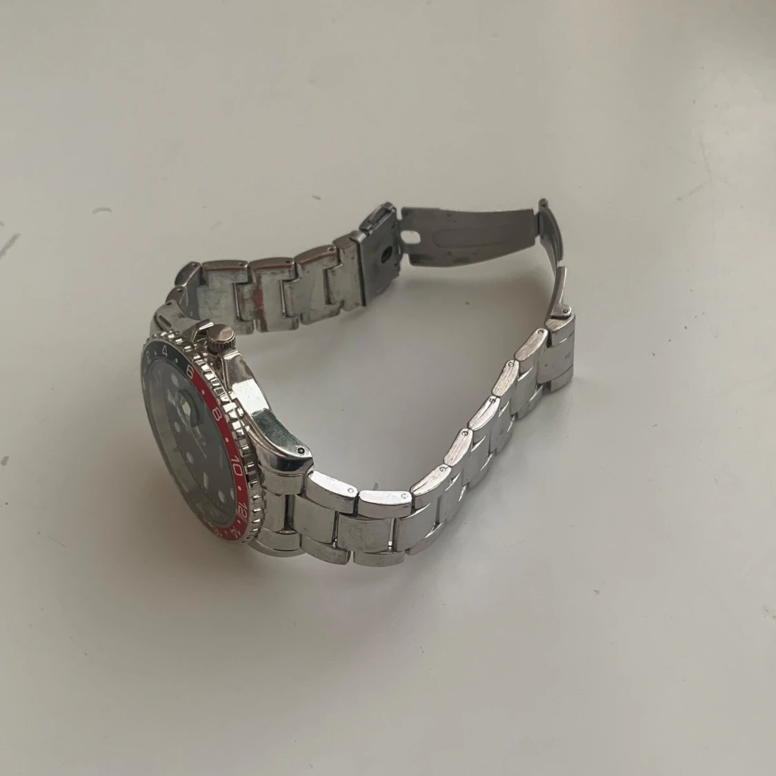 Spectrum silverfärgad klocka med röd/svart ring - 2