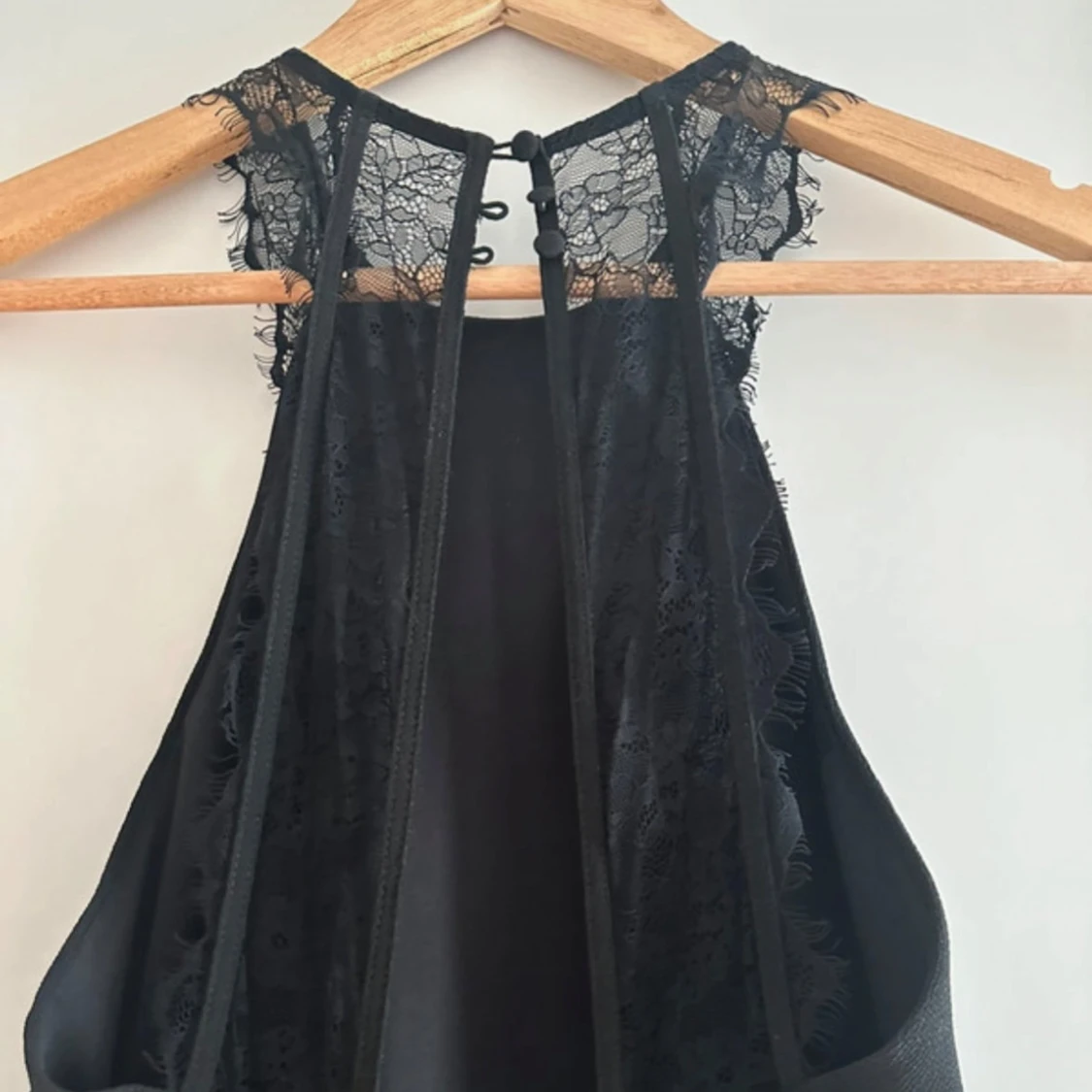 Svart klänning med spetsdetaljer - 4