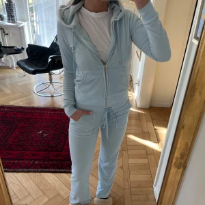 Juicy Couture set - Jättefint Juicy Couture set i en ljusblå färg.  Mycket bra skick. Säljer för det är för litet.