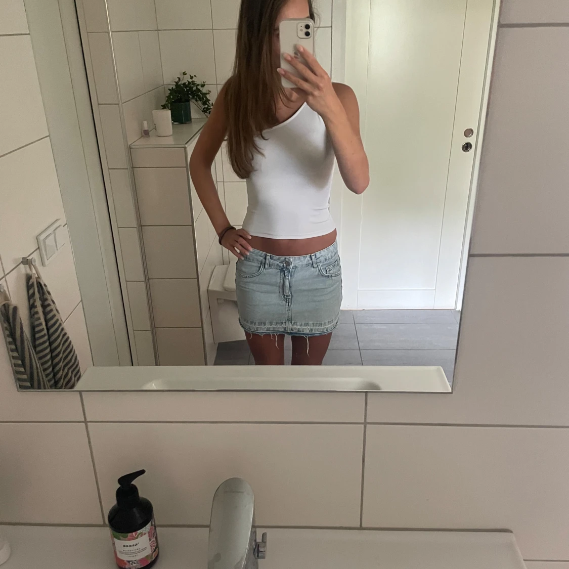 Ljusblå jeanskjol med fransig kant