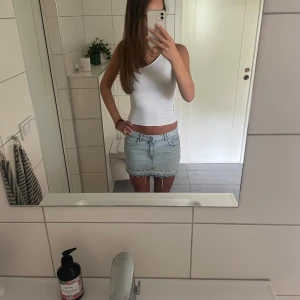 Ljusblå jeanskjol med fransig kant - Intressekoll på denna snygga jeanskjolen!! Skriv det pris ni kan tänka er att köpa för!! Jättebra skick endast använd fåtal gånger💗