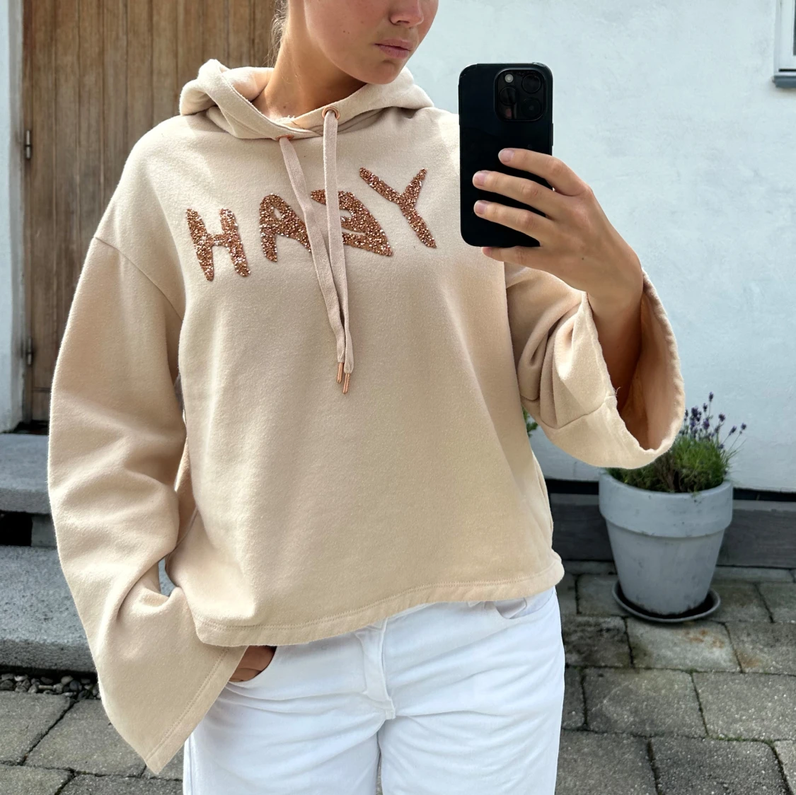 Beige hoodie med glittrig text - 3