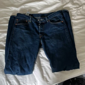 Levis 501 - Ett par ruggigt sköna levis 501 i färgen mörkblå, nypris 1,200kr och dem är i bra skick. Hör av vid minsta fråga!