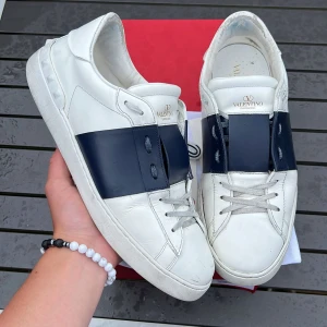 Valentino open - Säljer dessa Sjukt feta opens! Självklart äkta! Size 45. Skick 8/10. Vad ingår? Box, dustbag, kort, kuvert, helt nya extrasnören! Hör av dig vid minsta fundering 🤩