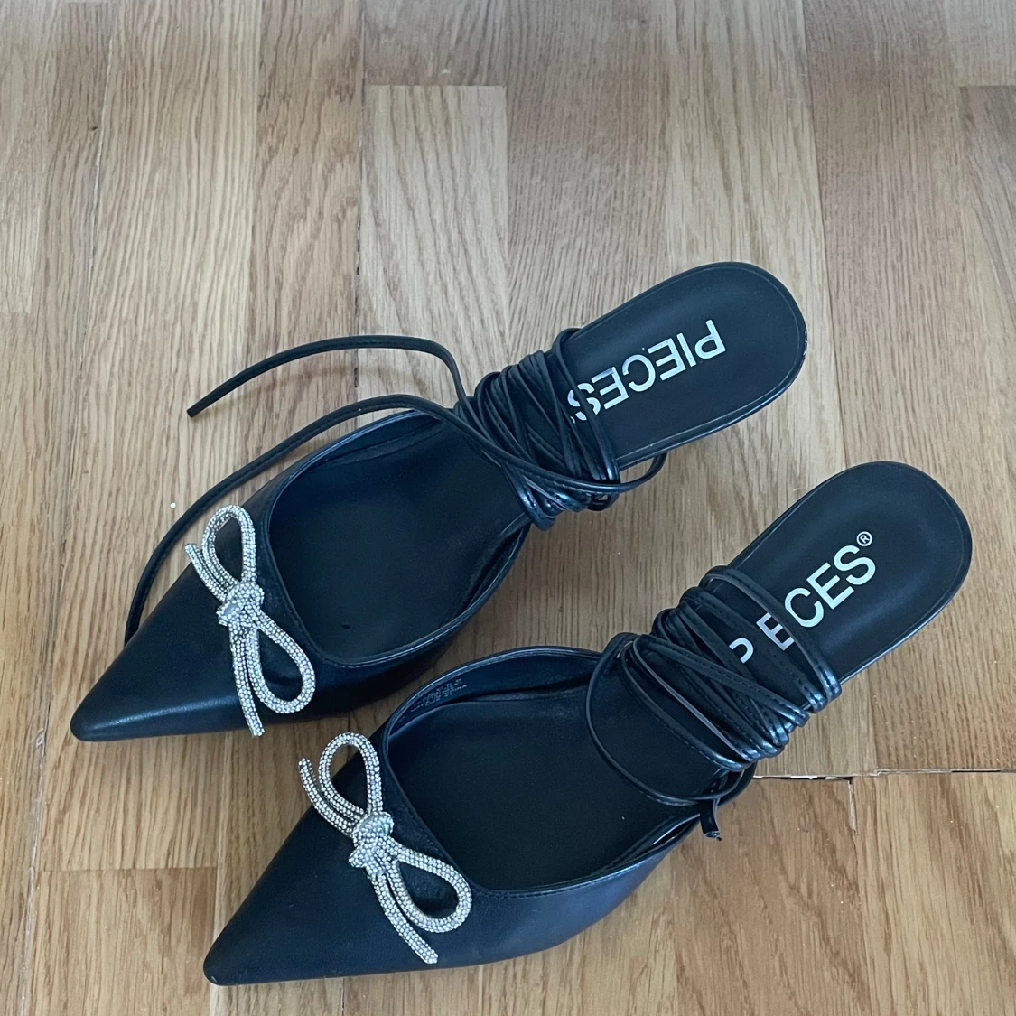 Svarta pumps med strassrosett från Pieces - 1