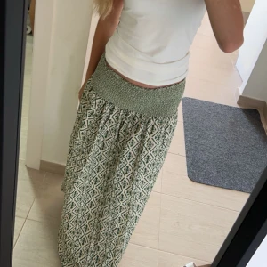 Lång kjol/maxi kjol - Jätte snygg långkjol köpt på Zara i Spanien! Säljer då den inte kommit till användning och är lite för kort! 