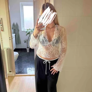 Spetsblus med v-ringning i vitt - Säljer en aldrig använd vit spetsblus med v-ringning och långa ärmar.  Väldigt trendig och snygg passform, säljer pga inte riktigt min stil. Bilderna är lånade, storlek S bärs på bild 2 och 3🫶🏼 