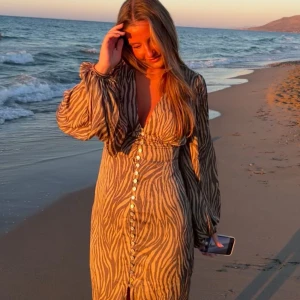 zebra positano dress - Supersnygg långklänning med zebramönster i beige och brunt. inga defekter eller tecken på användning! Alla knappar sitter kvar! 🩷