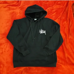 Svart Stüssy hoodie  - Skick 10/10 endast testad. Jätte skön men tyvärr för liten för mig. Passar M och L men passar bättre till M.