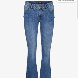 Blå bootcut jeans med utsvängda ben - Snygga blå jeans med klassisk bootcut och utsvängda ben. Jeansen har 4 fickor,lågmidja och är gjorda i ett mjukt denimtyg. Perfekta för dig som vill ha en retro vibe och ändå hålla det stilrent. Nypris:599