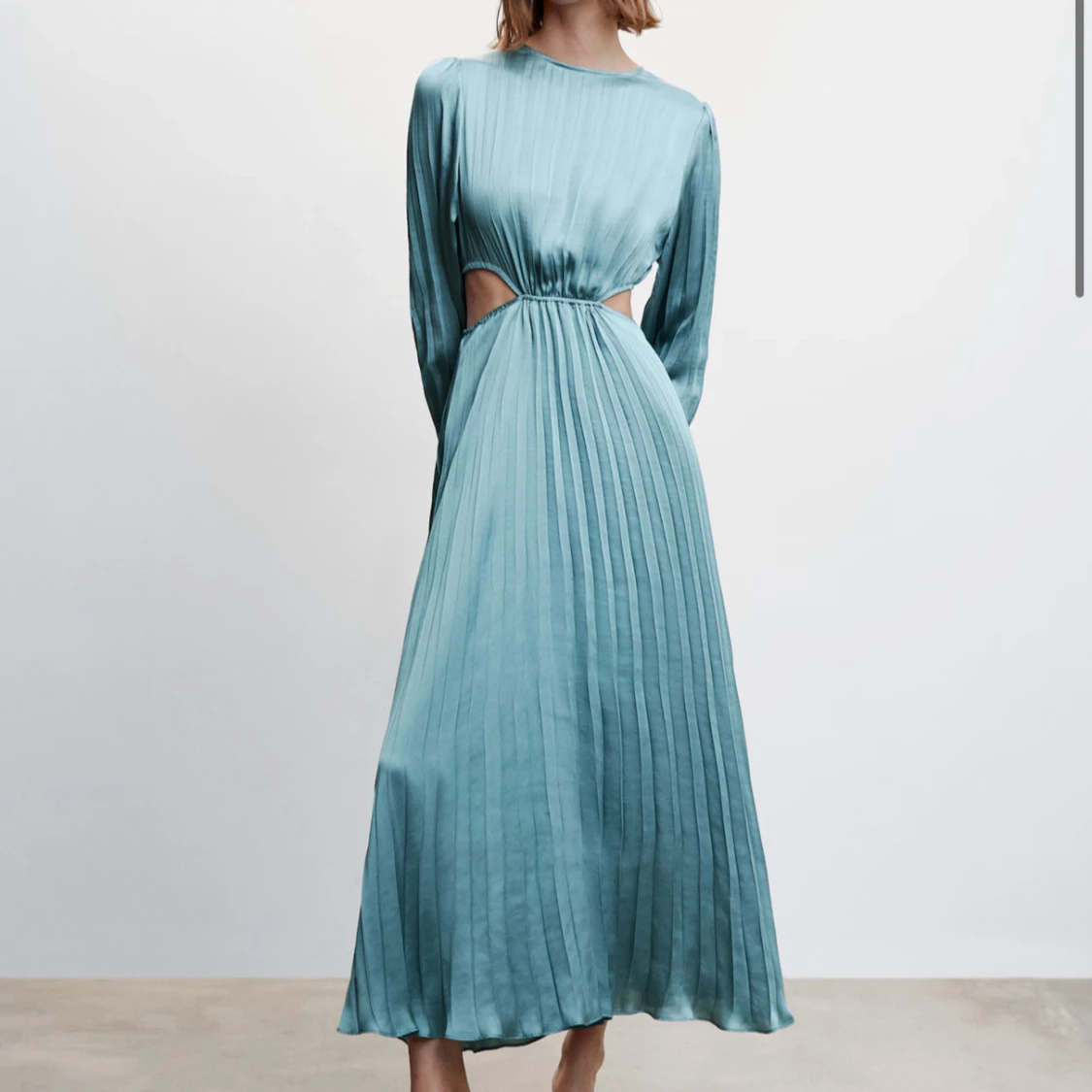 Satinklänning cut out 