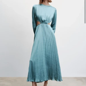 Satinklänning cut out  - Så fin satin klänning från mango