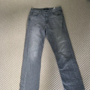 Replay jeans thad  - Replay jeans inga tecken på användning. Thad jeans som passar perfekt för en person som är 166 cm lång. 