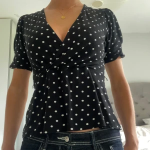 prickig topp - Prickig topp ifrån Ginatricot storlek S💝