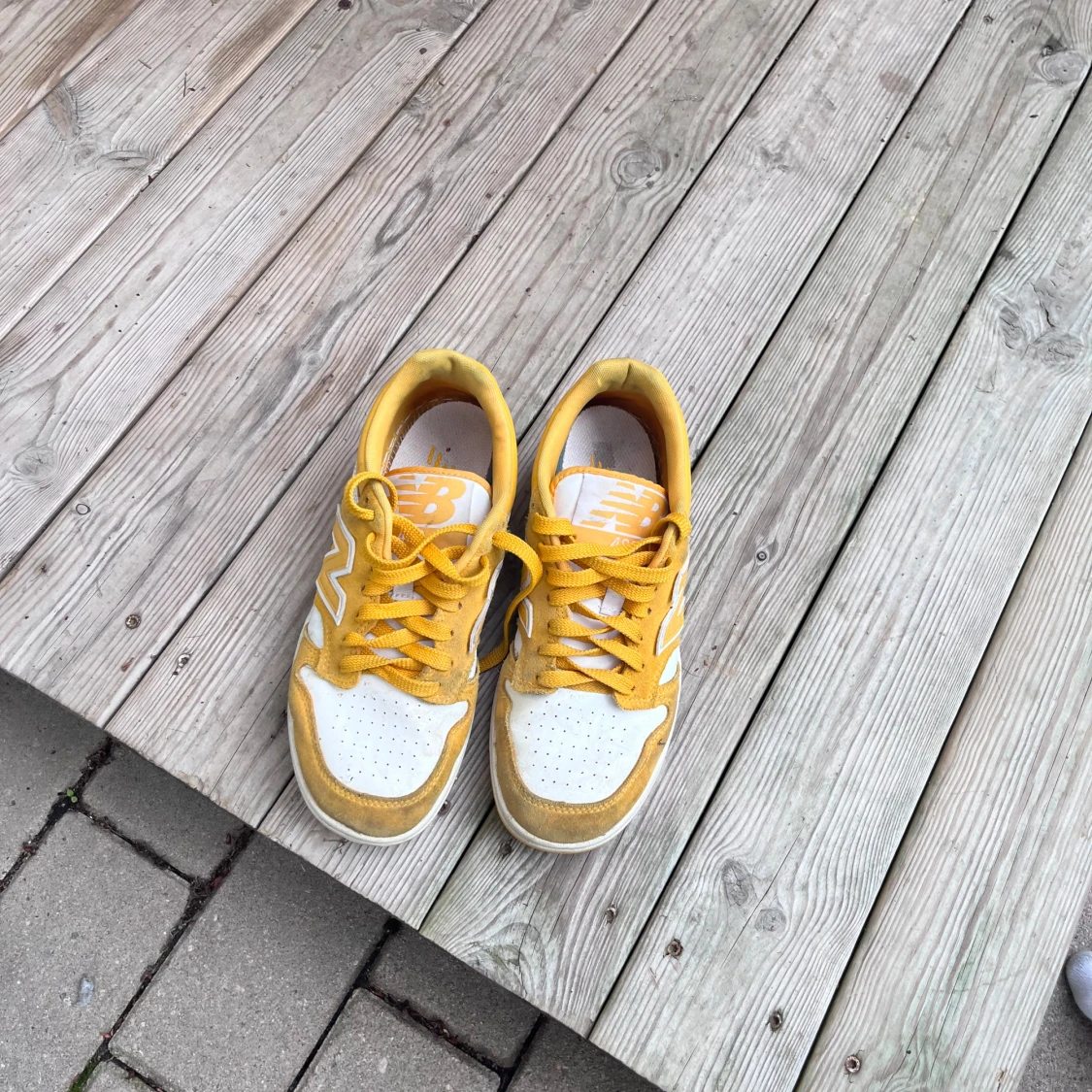 Gula och vita New Balance 480 sneakers - 1
