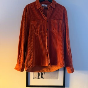 Orange manchester overshirt Stone Island - Säljer en orange Manchester overshirt från Stone Island. Inte använd mycket för den inte passade mig, hör av er vid frågor