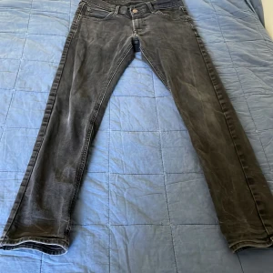 Slim fit lee jeans - Ett par fina slim fit lee jeans i storlek W30 L32 i bra sick säljs då dom blev för stora i svart färg, passar i stort sätt med nästan alla stilar.