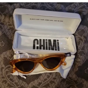 Chimi  Cateye * rare * - Snygga Chimi solglasögon i modellen #006 med cat-eye form och transparent peachfärgad båge. Kommer med originalfodral och putsduk. Går ej att köpa längre. Helt nya och oanvända.