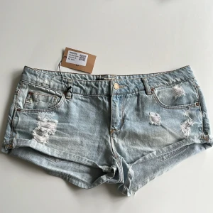 Low waist jeansshorts  - Säljer ett par jätte snygga low waist jeansshorts från Pull and bear. Köpta från Sellpy men endast testade💕 Storlek 36  Midjemått: 40