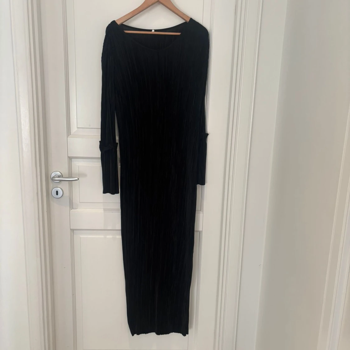 Svart plisserad långklänning - 3