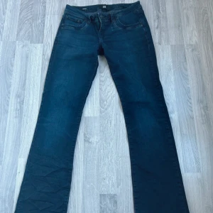 Mörkblå bootcut jeans från LTB - Snygga mörkblå jeans från LTB! Jätte fina ltb jeans storleken W27 L32 Har några små defekter men inget som märks.