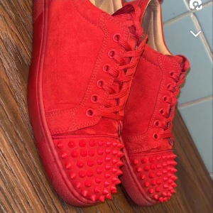  Christian Louboutin - Tja säljer mina loubs i en väldigt unik färg. Dem är i storlek 39,5 fast i tjejstorlek vilket innebär att dem är i storlek 41. Det finns väldigt små defekter som tillexempel inne i skon annars är dem som nya. Ingår allting förutom låda. Det är klart dem är äkta skriv dm om ni vill ha bevis 